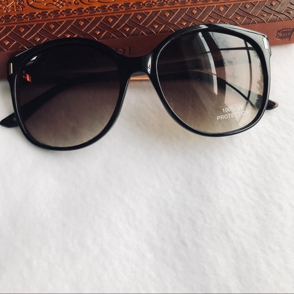Tommy Hilfiger Accessories - Tommy Hilfiger Sunglasses 😎 Tommy Hilfiger Accessories - Tommy Hilfiger Sunglasses 😎